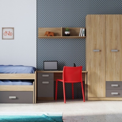 Quarto juvenil com mobília de madeira clara e detalhes cinzentos, cadeira vermelha e papel de parede geométrico.