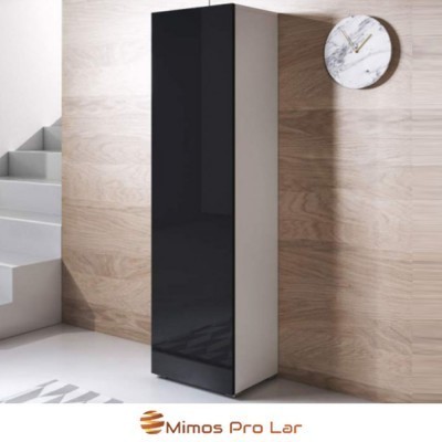 Móvel alto branco com porta preta brilhante junto a parede de madeira e relógio de parede branco marmorizado