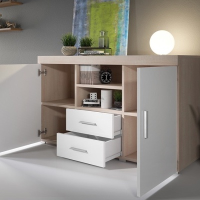 Móvel de madeira com acabamento claro, portas brancas e duas gavetas abertas