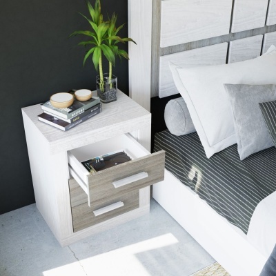 Mesa de cabeceira em madeira clara e cinza junto a cama branca com roupa de cama cinza