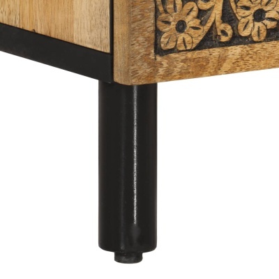 Pé preto de metal com móvel em madeira clara e decoração floral entalhada