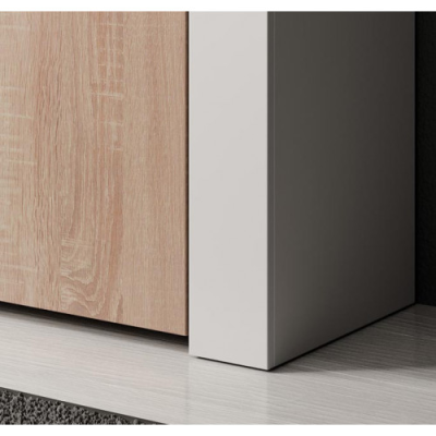 Móvel com acabamento em madeira clara e lateral branca sobre base cinza