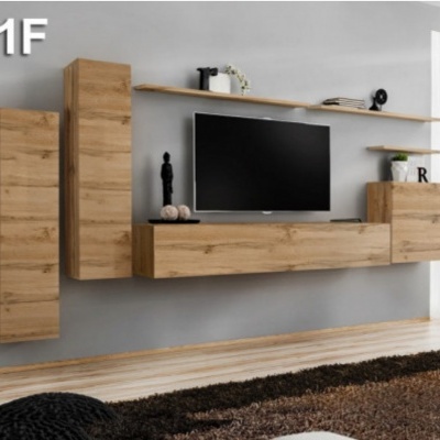 Conjunto de móveis de parede em madeira clara com TV montada