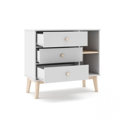 Móvel cinza claro com três gavetas, puxadores redondos em madeira clara e pernas em madeira clara