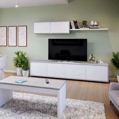 Sala de estar moderna com móvel e televisão, mesa de centro e plantas