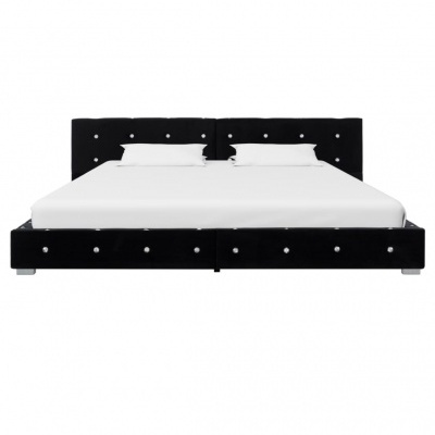 Cama preta com colchão e almofadas brancas