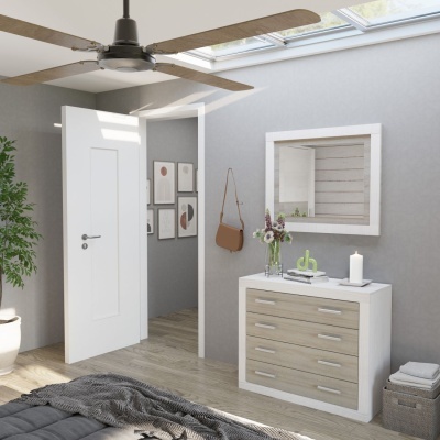 Quarto com cómoda branca e madeira clara, espelho, porta aberta e ventilador no teto