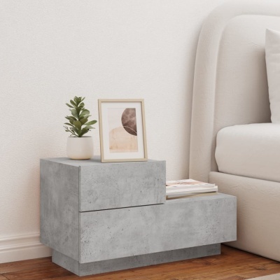Mesa de apoio cinzenta minimalista com planta e quadro abstrato ao lado de sofá branco