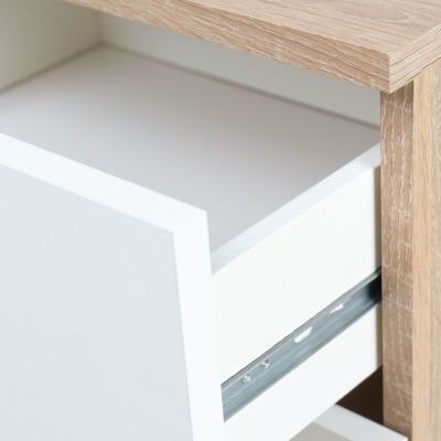 Gaveta branca aberta em móvel de madeira clara
