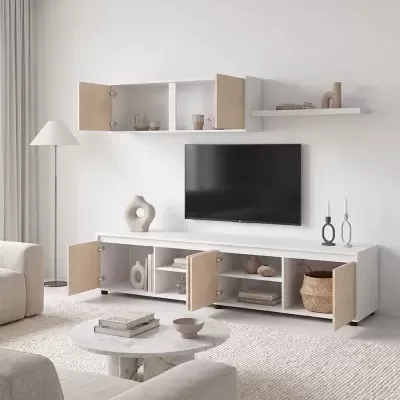 Móvel branco com portas em madeira clara, TV na parede, vasos decorativos e mesa de centro em mármore