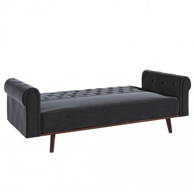 Divã preto estofado com braços roliços e pernas de madeira