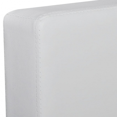 Cabeceira de cama branca em couro sintético com costuras visíveis