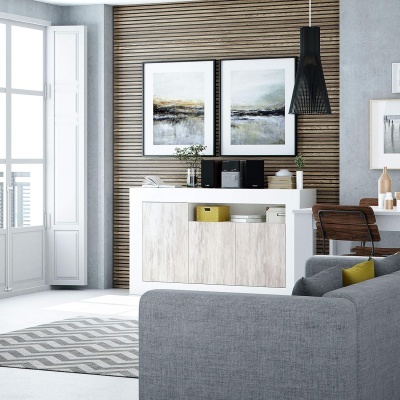 Sala de estar moderna com móvel branco, quadros abstratos e sofá cinza