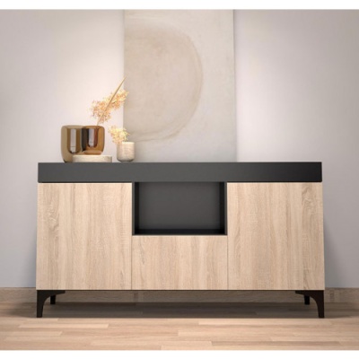 Aparador moderno em madeira clara com tampo preto e decoração