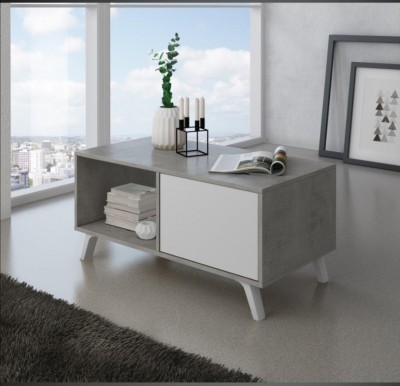 Mesa de centro cinzenta com porta branca, vaso, castiçal e revista