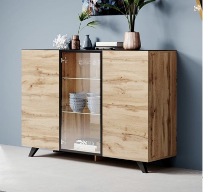 aparador de madeira clara com porta de vidro e objetos decorativos em cima