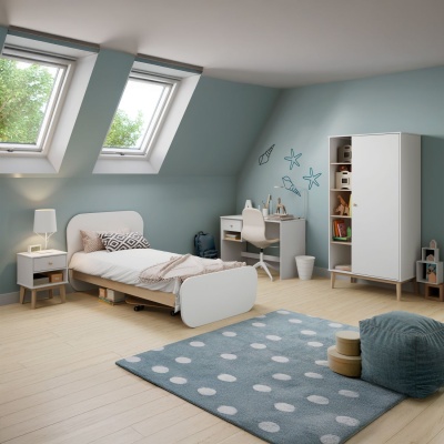 Quarto infantil com mobiliário branco e azul, decoração marítima e luz natural por janelas de teto
