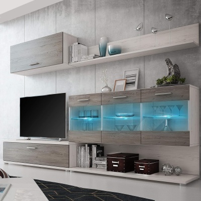 Móveis para sala de estar em madeira clara com iluminação azul em vidro e televisão