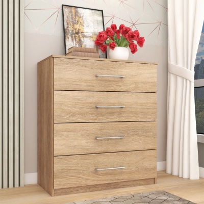 Cômoda de madeira clara com quatro gavetas, quadro, vaso com flores vermelhas e cortinas brancas