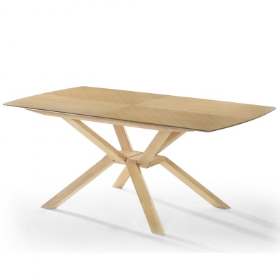 Mesa de madeira clara com base geométrica e tampo retangular