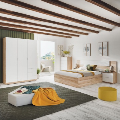 Quarto moderno com móveis em madeira clara e branco, cama, roupeiro, cómoda, almofadas e tapete cinzento