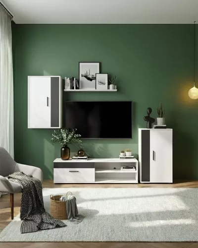 Interior de sala de estar com móvel de TV branco e cinza e parede verde.