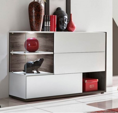 Móvel de arrumação branco e madeira escura com decoração e objetos vermelhos e negros