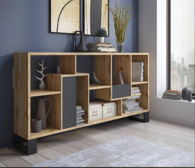 Aparador moderno em madeira clara e preto, decorado com livros, vasos e flores, numa sala luminosa com janela grande