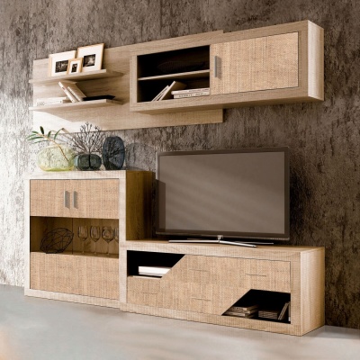 Conjunto de móvel de sala de estar em madeira clara com textura tipo vime e decoração