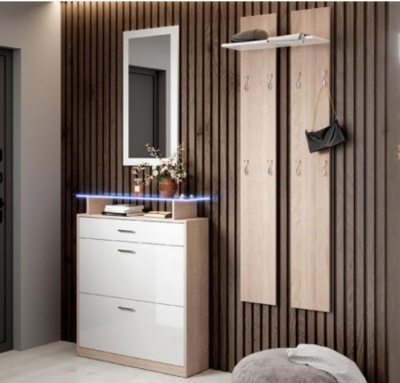 Mobiliário de hall com sapateira branca e madeira clara junto a parede de ripado escura