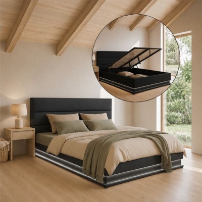 Cama de casal preta com cabeça acolchoada e iluminação LED no quarto com tecto de madeira e janela grande