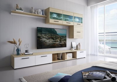 Conjunto de móveis de sala em madeira clara e branco com televisão e decoração, junto a janela grande com cortinas brancas