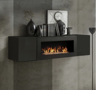 Caminho de fogo moderno embutido numa estrutura preta com decoração incluindo livros e esculturas