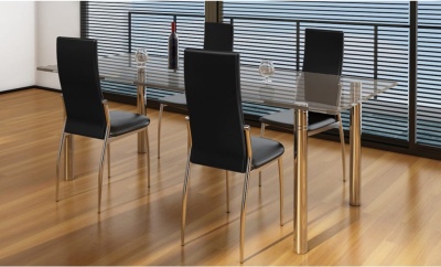 Mesa de jantar de vidro com quatro cadeiras em estofos pretos e chão de madeira clara