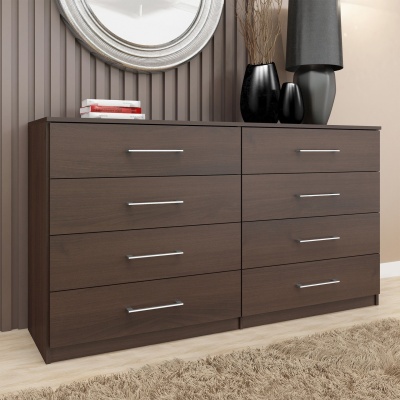 Cómoda castanho escuro com oito gavetas e puxadores metálicos prateados em ambiente decorado com espelho redondo prateado e objectos pretos