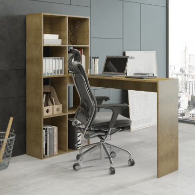 Cadeira de escritório preta em pele sintética junto a secretária de madeira clara