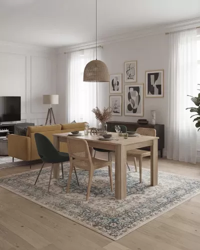 Sala de jantar e estar com mesa de madeira, cadeiras em vime e tecido, tapete padrão clássico, sofá amarelo e candeeiro em rattan