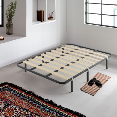 Estrado de cama de metal cinza escuro com ripas de madeira claras em quarto branco com janela e tapetes coloridos