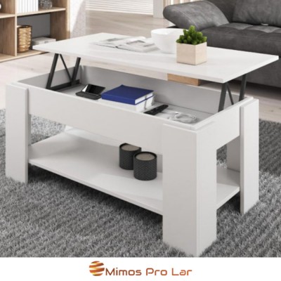 Mesa de centro branca com tampo elevatório, prateleira inferior e itens decorativos