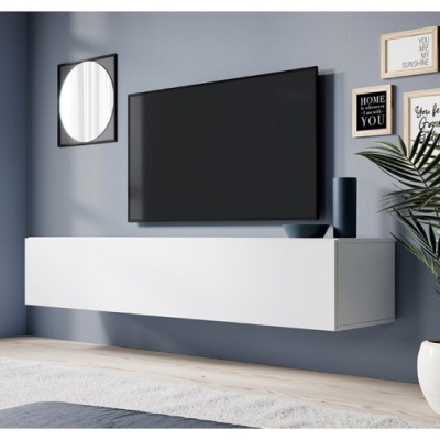 Móvel suspenso branco com televisão preta montada na parede azul e decoração com quadros, espelho redondo, cilindro preto e planta em vaso branco