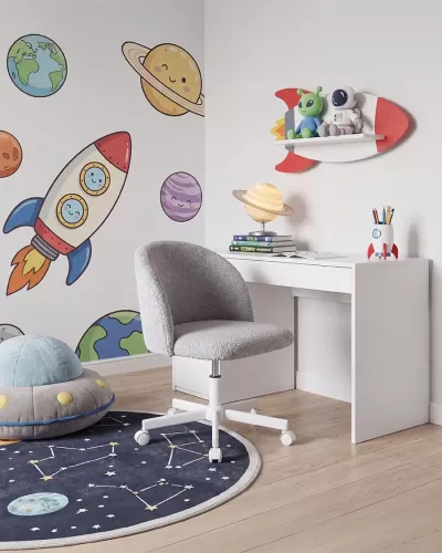 Quarto infantil decorado com tema espacial e móveis brancos.