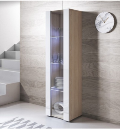 Móvel alto de madeira com porta de vidro, copos e pratos, ao lado de escada branca e parede com relógio