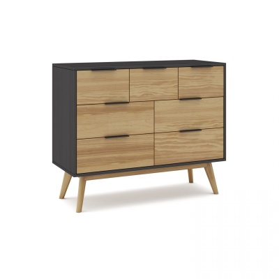 Cómoda preta com gavetas em madeira clara e pés inclinados