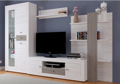 Conjunto móvel sala madeira clara com detalhes cinzentos e prateleiras numa parede azul