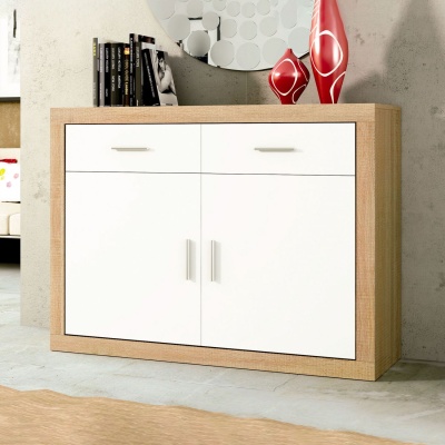 Móvel de arrumação em madeira clara com portas brancas e decoração em livro, espelho e vasos vermelhos