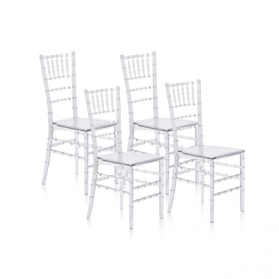Quatro cadeiras transparentes em acrílico com design elegante e fundo branco.