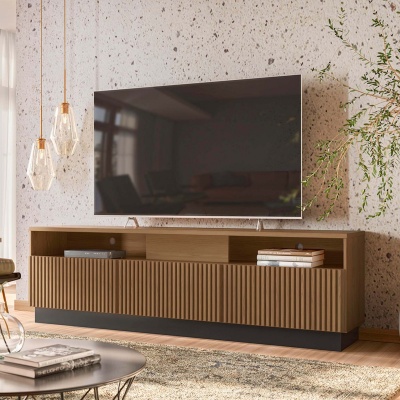 Móvel de televisão em madeira clara com televisão de ecrã plano montada na parede