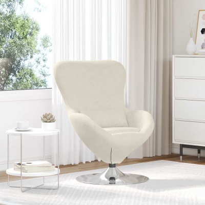 Cadeira giratória creme com base metálica num interior moderno junto a mesa branca com objetos