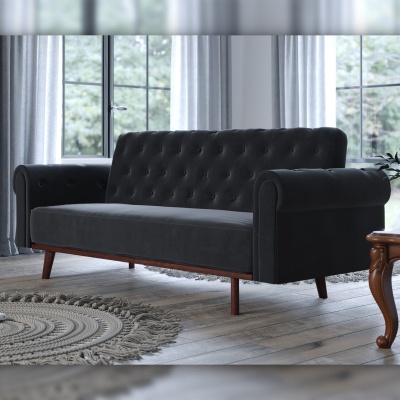 sofá de veludo preto com base em madeira numa sala com tapete redondo cinza e janelas grandes