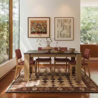 Conjunto de mesa e cadeiras de jantar em madeira clara e estofos vermelhos sobre alcatifa decorativa